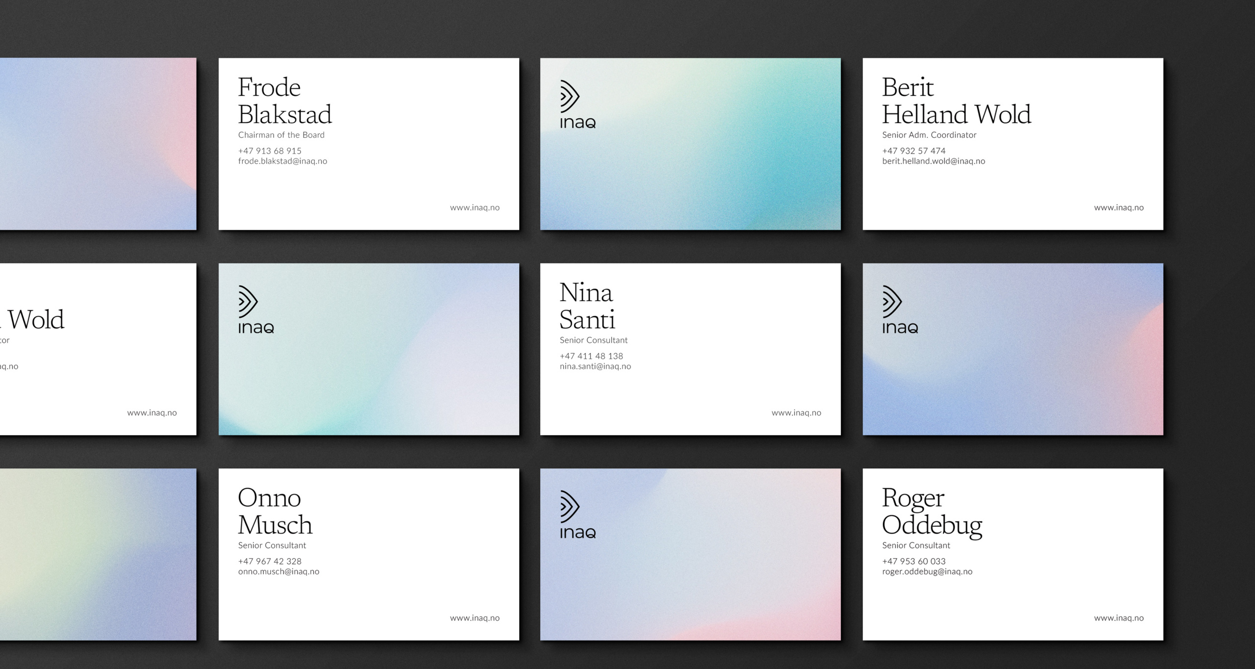 Designede visittkort med moderne typografi og duse gradientbakgrunner presentert i et profesjonelt layout – vist som en del av visuell profil og messestand-materiale.
