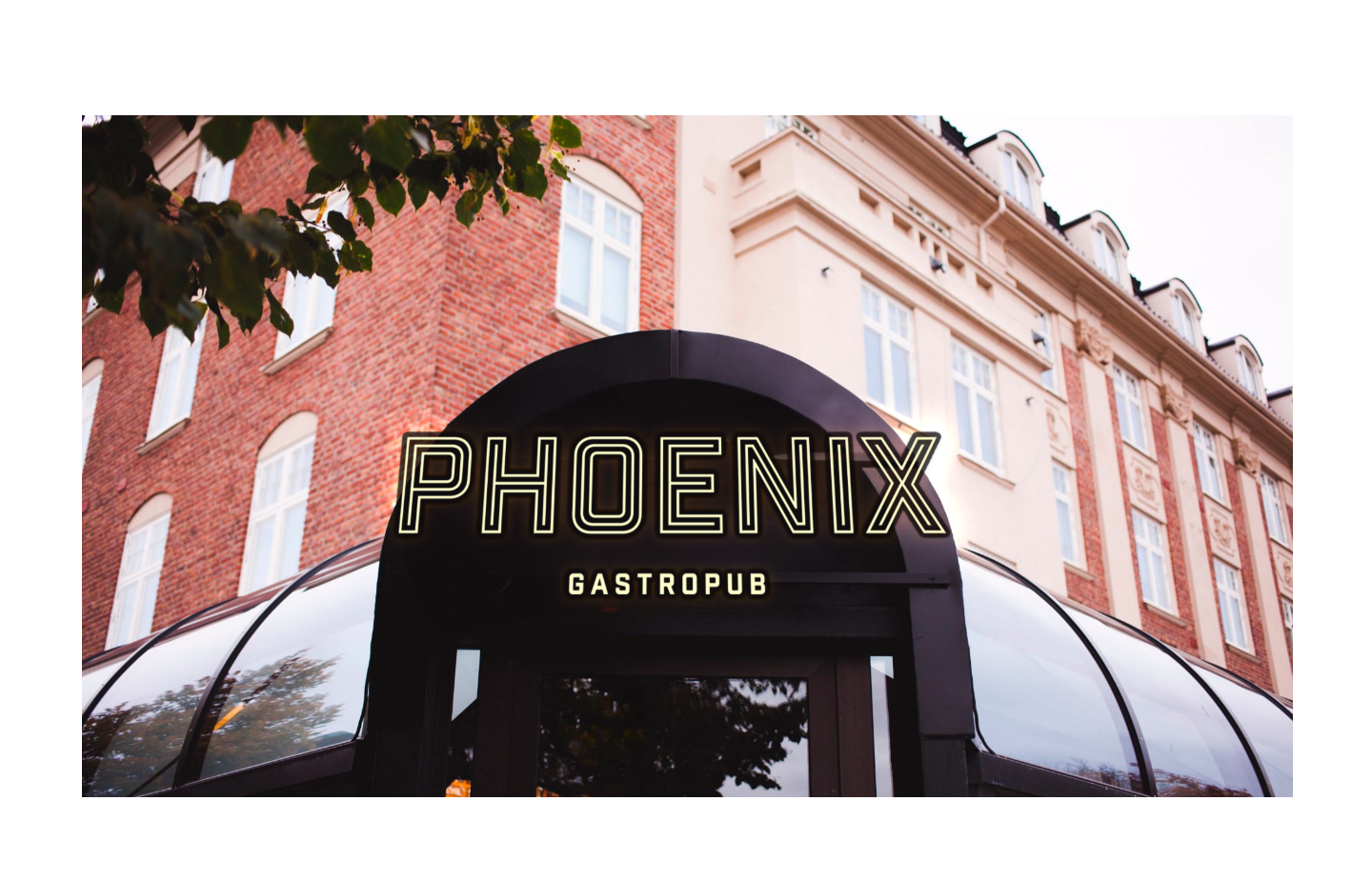 Mockup av Phoenix-logo på fasade.