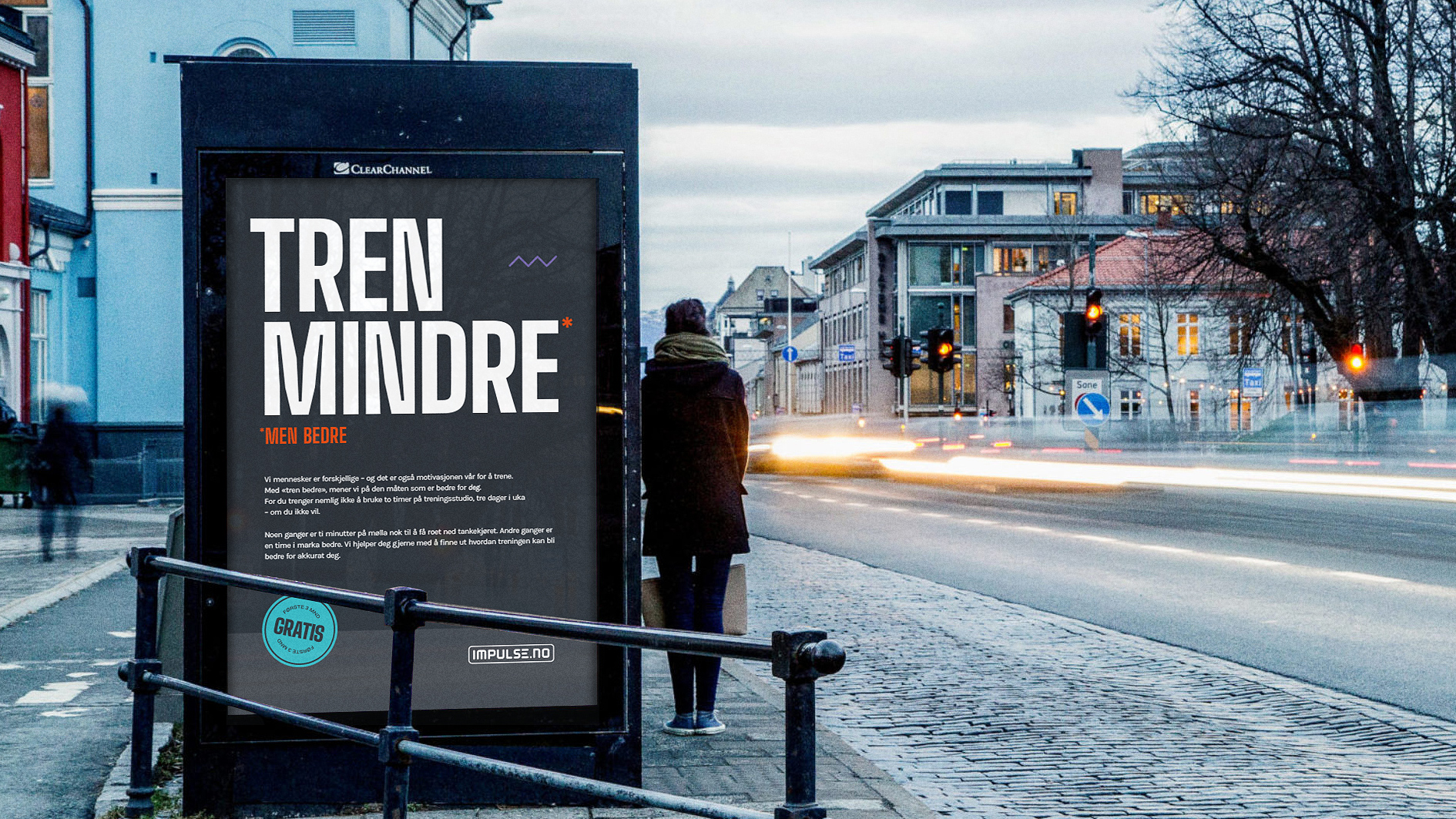 Visuell plakatdesign for reklamekampanje – moderne digital plakat for Impulse Treningssenter med budskapet «Tren mindre men bedre», vist i bygate