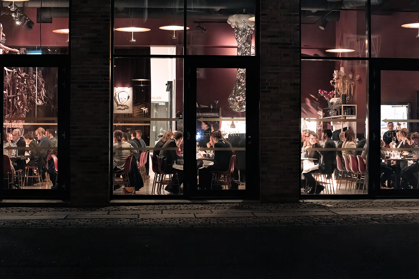 Fasadebilde av restauranten Gubalari i kveldslys – et populært spisested i Trondheim.