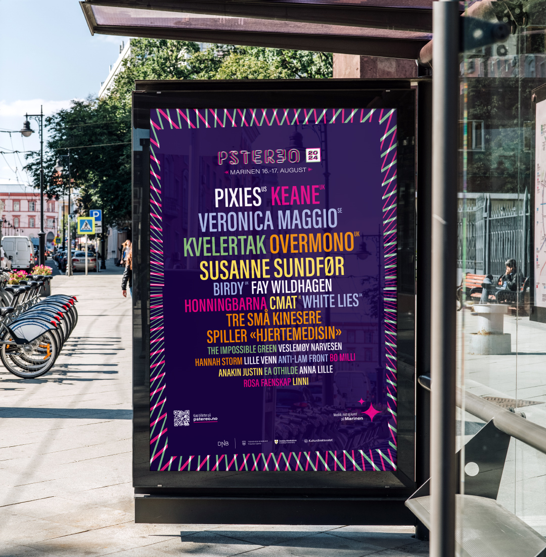 Eksempel på profesjonell plakatdesign for musikkfestival – digital plakat med artistnavn som Pixies og Susanne Sundfør, vist i en opplyst reklamestander i høstlig bygatemiljø.